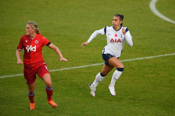 Deslumbró en la cancha y foto con su hija: Así fue el debut de Alex Morgan con el Tottenham