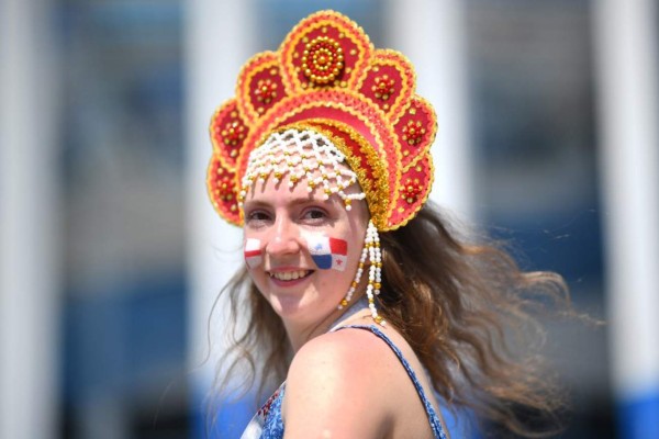 NO SE VIO POR TV: Panameños regalan sus camisas y Maguire exhibe a su preciosa novia