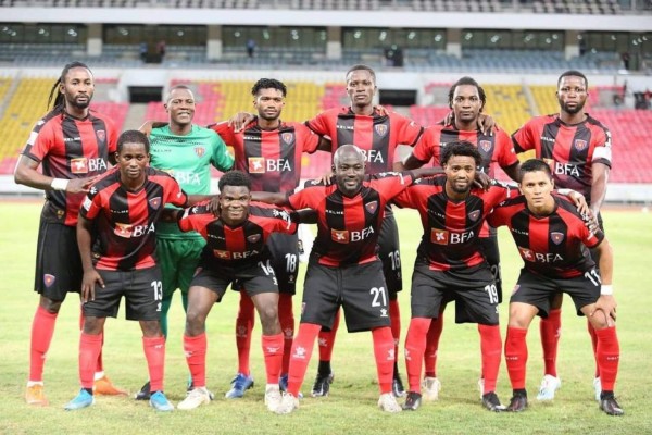 ¡Hasta la hace de modelo! Así es la nueva vida del volante hondureño Bryan Moya en Angola