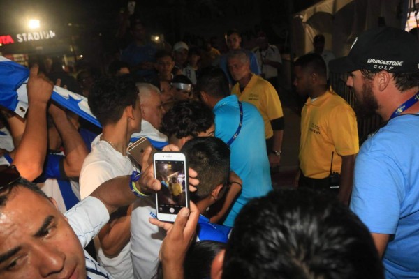 Lo que no se vio en TV: Espectacular despedida en Texas y le quitaron la camisa de Elis a un hincha