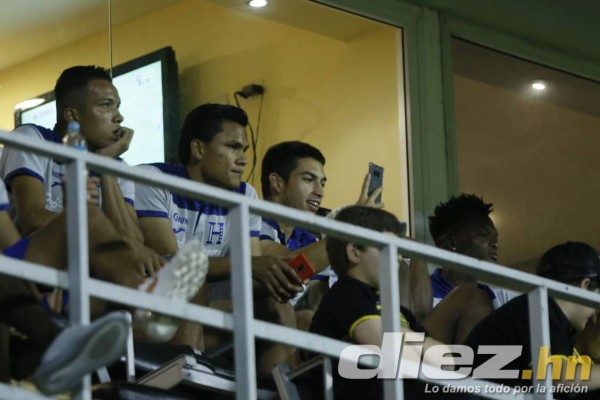 Fotos: Invitados de lujo en el Morazán, el abrazo de los hermanos Perelló y la alegría de Jonathan Rubio