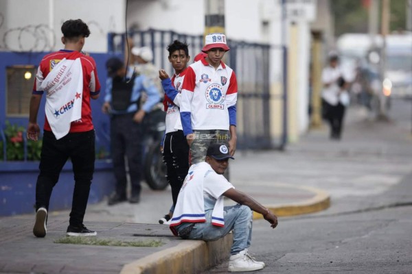 No lo viste en TV: El bonito saludo de Troglio y Diego y los 'cariñitos' en la Ultra Fiel en un bravo clásico