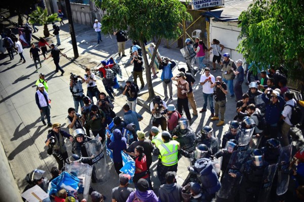 FOTOS: Migrantes de caravana rompen cerco policial e intentan cruzar frontera a Estados Unidos