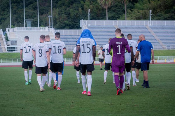 Quién es el futbolista que denunció insultos racistas por parte de Honduras y cómo se marchó del estadio
