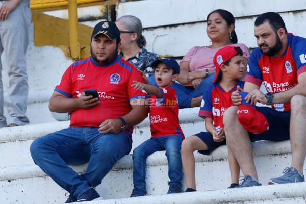 ¡Colorido ambiente! Afición del Olimpia regresa en familia a ver al León en el Olímpico