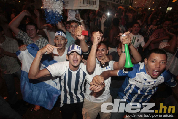 Hondureños celebrando clasificación al Mundial