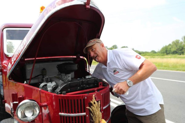 Un tractor y 1,200 millas: La curiosa historia de tres amigos para llegar a Rusia 2018