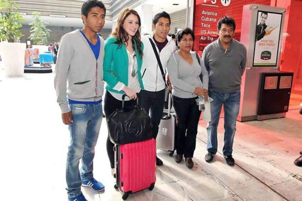 Javier Aquino dejó a la escultural Zoe Robb por la sensual Lluvia Carrillo