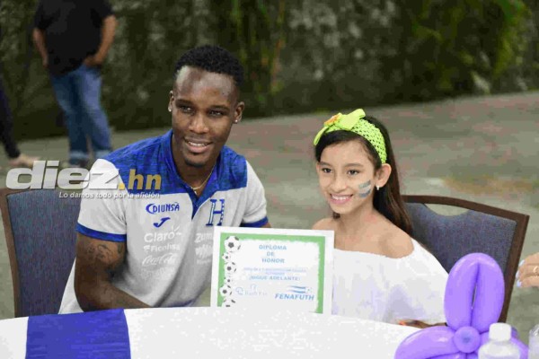 ¡Bonita actividad! Jugadores de la Selección de Honduras dan alegría a niños