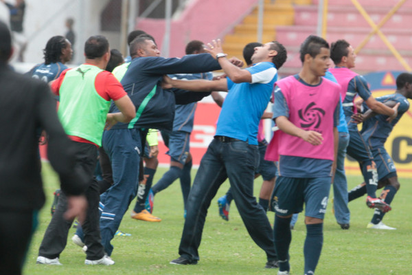 Olimpia-Motagua reserva se fueron a los golpes