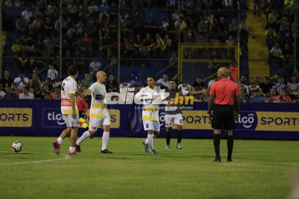Fuegos artificiales, golazos y mucha alegría: Los mejores flashazos del Duelo de Leyendas en Honduras