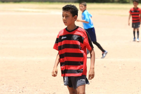 Los niños que son figuras en las polvorientas canchas de Tegucigalpa