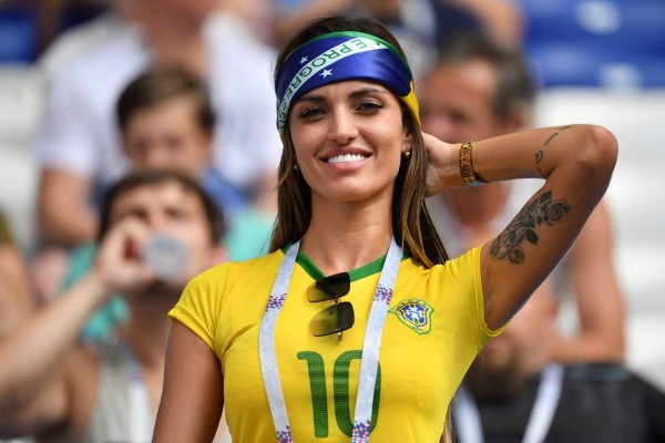 MUÑECOTAS: Aficionadas de Brasil y México enamoran en el Samara Arena