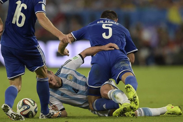 Messi saca su garra: Argentina gana 2-1 a Bosnia.