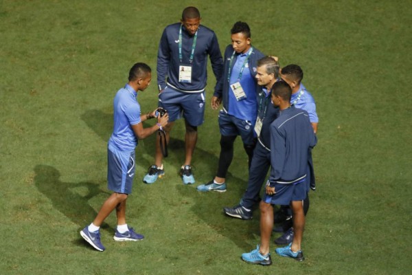 Día de selfies en la Selección de Honduras durante el reconocimiento del estadio Mané Garrincha