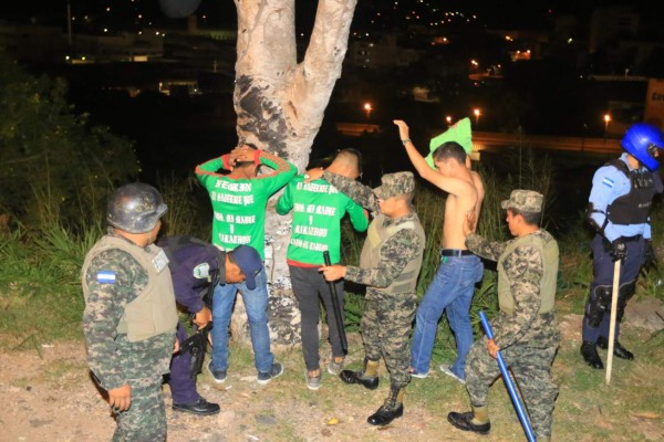 FOTOS: Barras del Olimpia y Marathón cruzan disparos en pleito
