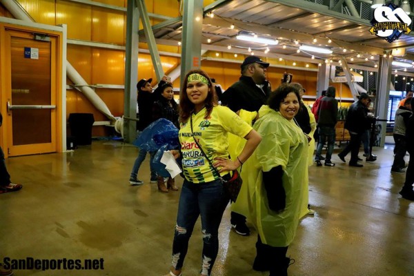 ¡Ni la lluvia los detuvo! Afición del Guastatoya puso el ambiente en el BBVA Compass Stadium