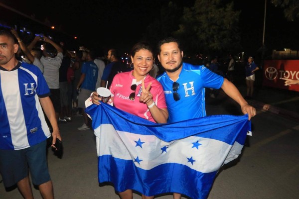 Lo que no se vio en TV: Espectacular despedida en Texas y le quitaron la camisa de Elis a un hincha