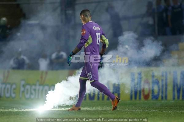 ¡Piedras, bengalas y morteros! Las agresiones se han visto en el fútbol hondureño en los últimos años
