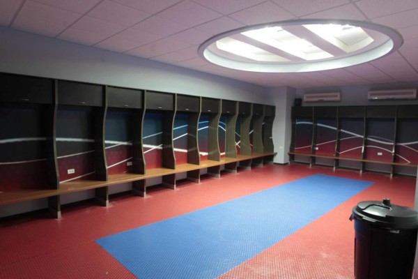Las interioridades del bonito camerino del Olimpia en el estadio Nacional