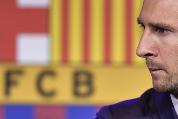 Las desgarradoras imágenes de Messi en su despedida: mar de lágrimas frente a Antonela y leyendas del Barcelona