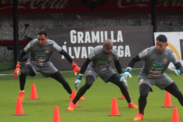 Adidas manda bien equipado a Keylor Navas que da el ejemplo en los entrenamientos