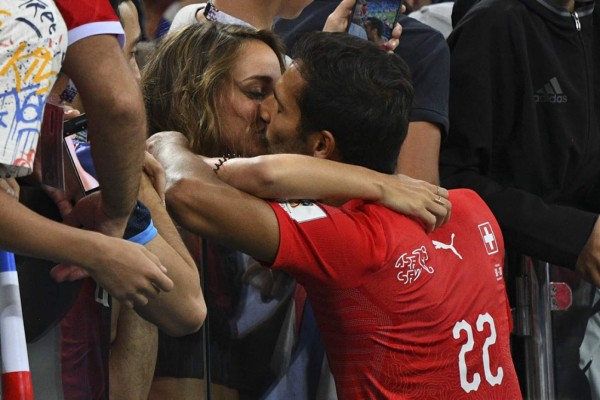 ¿Quién es la rubia? Costa Rica se despide con dignidad y el cambio de camisas