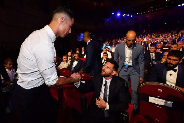 Fotos: Un elegante Messi, estilo rockero de Van Djik y la selfie de Cristiano en el sorteo de la Champions
