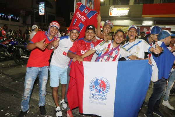 Afición de Olimpia armó un carnaval en las calles de Tegucigalpa festejando la 31