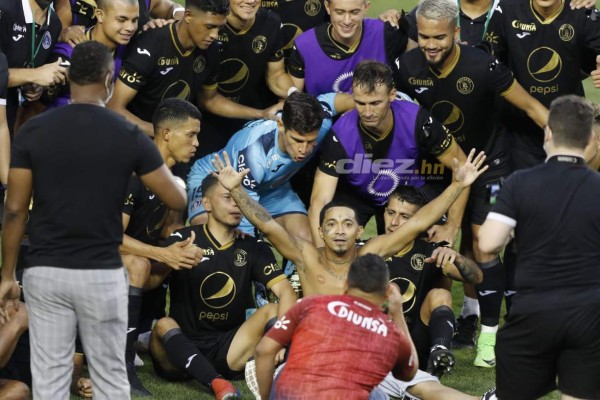 No se vio por TV: Peleas, arrestos, el espontáneo, el 'colado' en celebración de Motagua y la belleza de Elexa Bahr