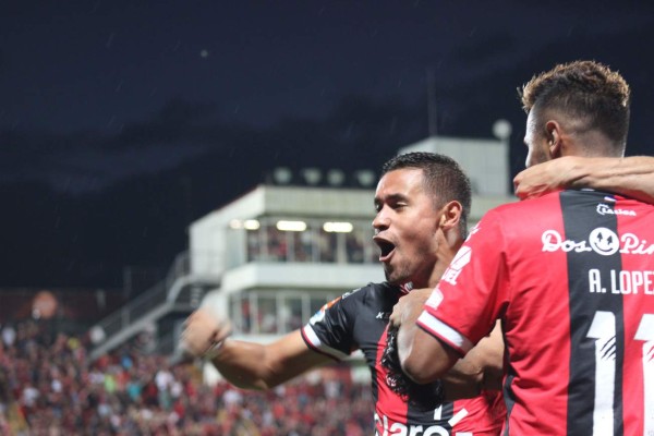 ¡Lo que no se vio! Honduras estuvo presente en la grada y en la cancha del clásico de Costa Rica