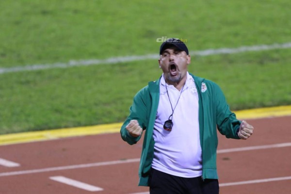 El descontrol de los futbolistas en el Olímpico, delicado momento de Menjívar y el chistoso 'banco' que utilizó Diego Vázquez