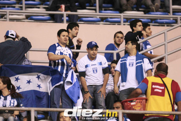 Selección catracha recibe el apoyo su afición en la UNCAF.