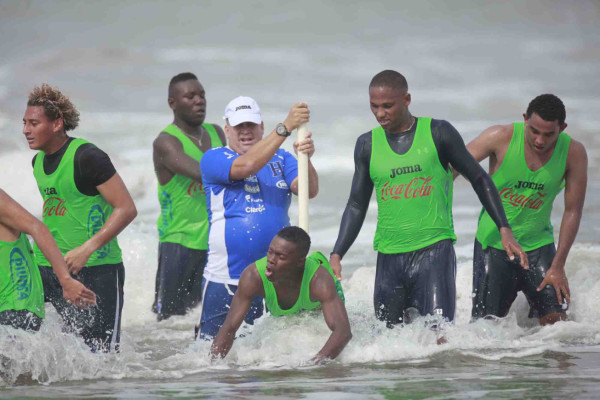 Selección de Honduras entrena en las playas.