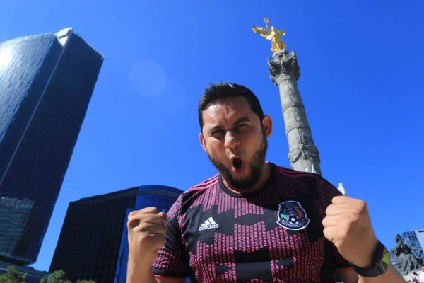 ¡Tomaron el Ángel de la Independencia! Hondureños decoran el centro del D.F. previo al choque ante México