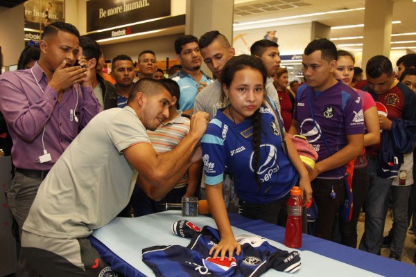 Aficionados abarrotaron llegada de Motagua a San Pedro Sula