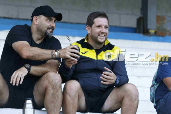 ¡AMBIENTAZO! El bonito gesto de un policía en la previa del Real España-Marathón