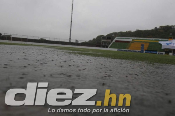 Como piscina olímpica: 45 minutos de lluvia inundaron cancha del Carlos Miranda