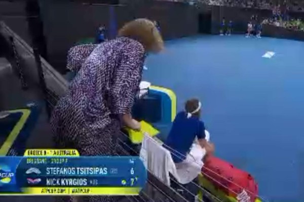 Nunca antes visto: Tenista griego revienta su raqueta, golpea a su papá y su madre lo regaña