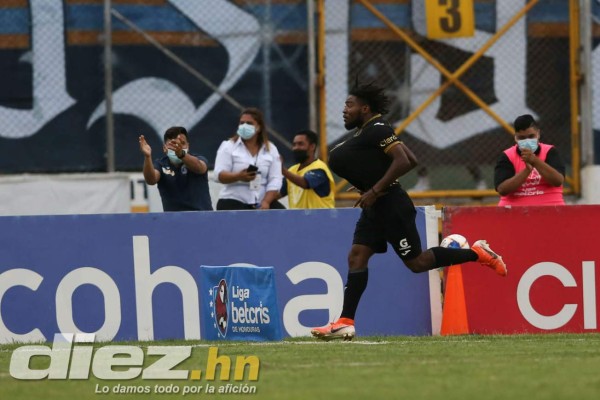 El clásico en imágenes: El festejo de Diego Vázquez y su 'look', Troglio sufrió y la furia de Félix