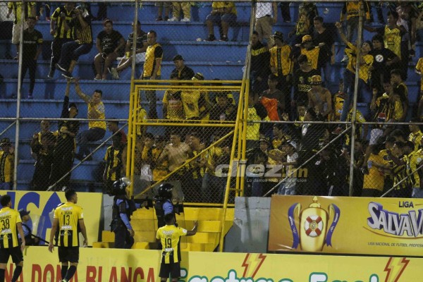 En fotos: La euforia de Wilmer Cruz y la barra del Real España estalla de furia