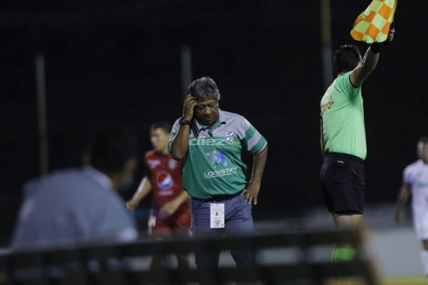 Futbolista sale mareado y vomitando, un portero improvisado y Omar Rosas con su espectacular festejo