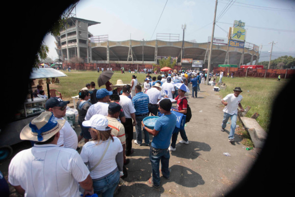 Ambiente Honduras-México en las afueras del Olímpico