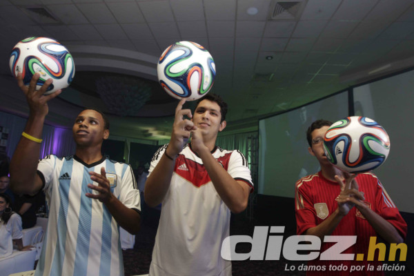 Diunsa presentó el balón oficial del Mundial Brasil 2014.