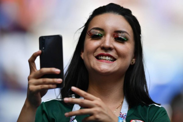 MUÑECOTAS: Aficionadas de Brasil y México enamoran en el Samara Arena