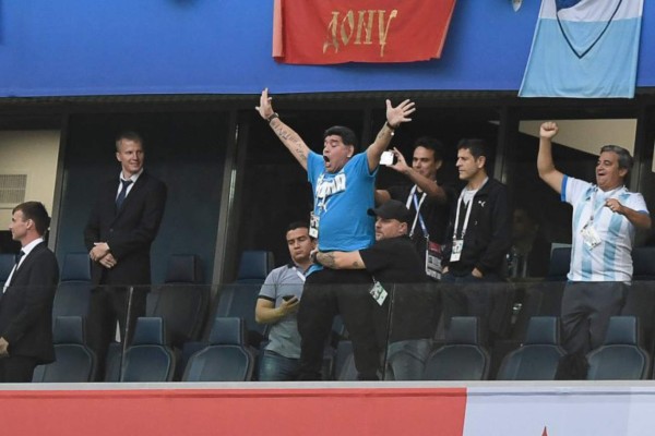 Las fotos de Maradona totalmente descontrolado en el Argentina-Nigeria