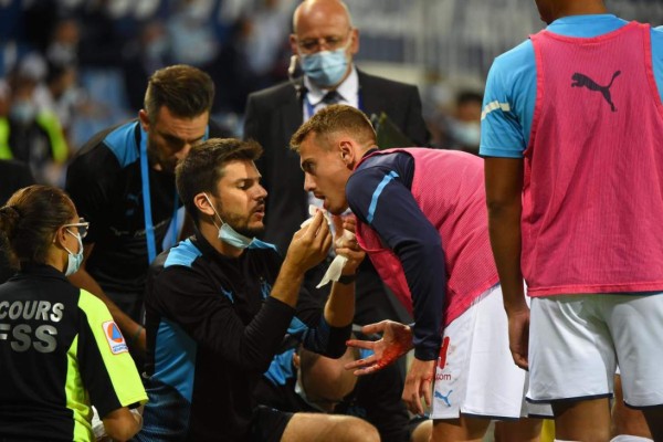 Botellazos, pelea entre aficionados y jugadores y emboscadas: los incidentes en la Ligue 1 de Francia en la 2021/22