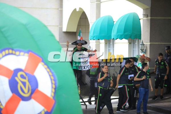 EN FOTOS: Chicharito Hernández causó furor en la llegada de México a San Pedro Sula