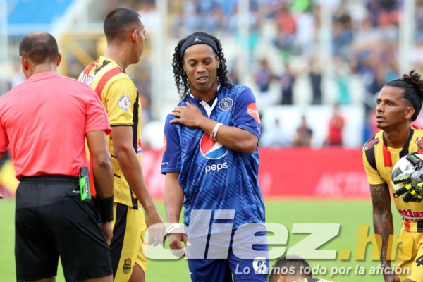 CURIOSAS: Los zapatos de Ronaldinho y su gesto con aficionado que ingresó al campo