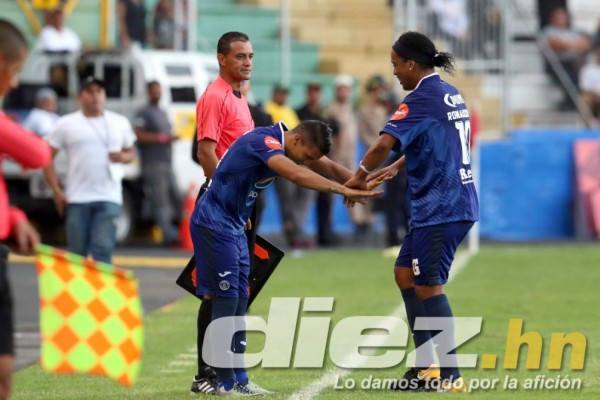 CURIOSAS: Los zapatos de Ronaldinho y su gesto con aficionado que ingresó al campo